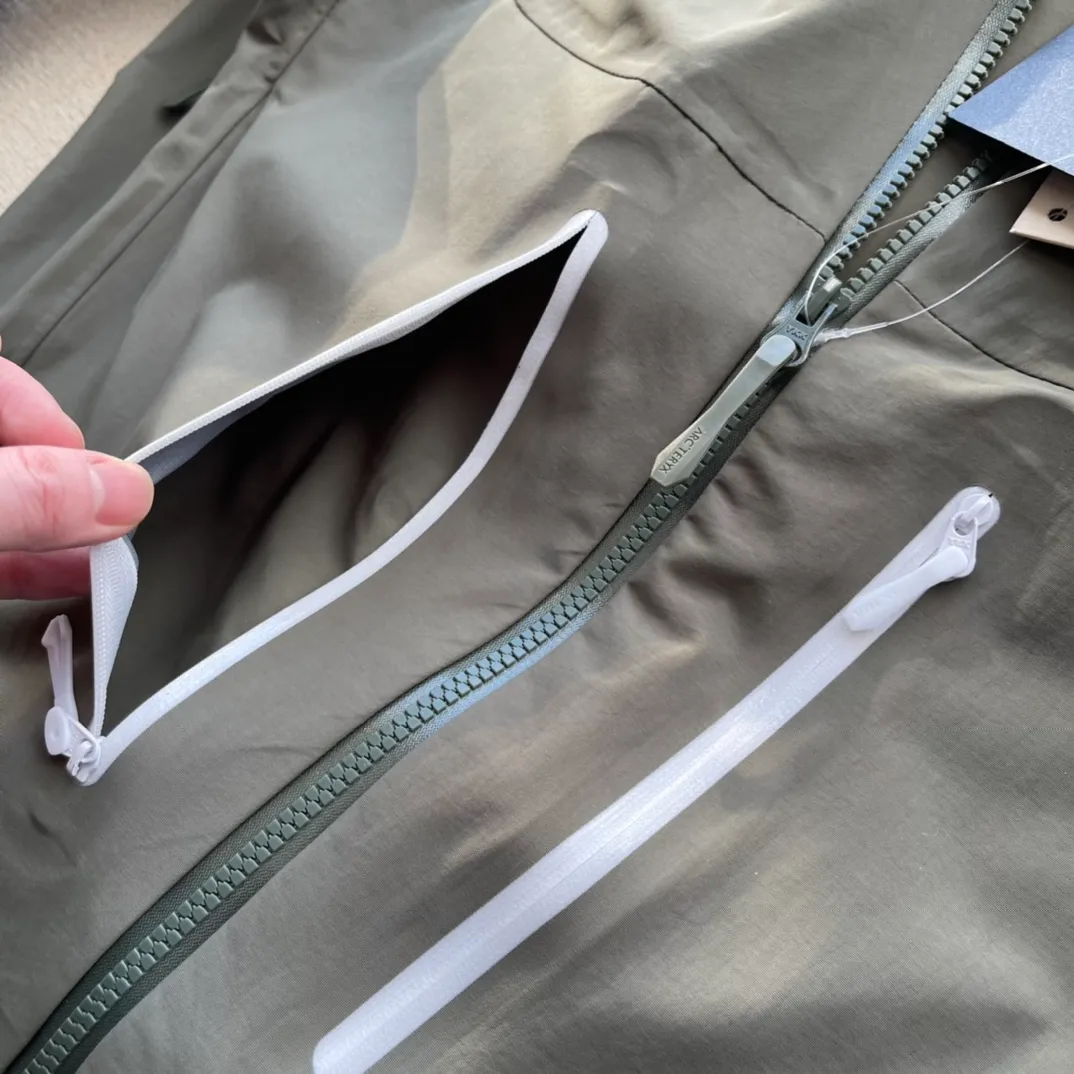 ALPHA sv ｜ ， 。 ， ， ， 。 alpha sv ， ， ， ， 。 6 ，gtx ， ， 。 sv Series～ ， 。 ARC'TERYX Alpha SV/VR 24k GTX ️ ， ，Quality ， ， ， ， ！ ， Versatile ， 3D ，Tri-Durance ， NM 00d-X 3LGORE-TEX Pro ISO 90(ISO 4) Breathable ， Breathable， 。 ，Water Tight RS 。Alpha SV ， Storm Hood ， ， 。 ，VISLON ， Velcro ， Zip-in， Classic ， ， Aplha Series ， ， ！ Color： Gold Size：S M L XL XXL XXXL（ Size） Size 175 120 s S ： 116 66 64 51 M ： 120 67 66 52 L： 124 68 68 53 XL： 128 69 70 54 XXL： 132 70 72 55 3XL： 136 71 73 56